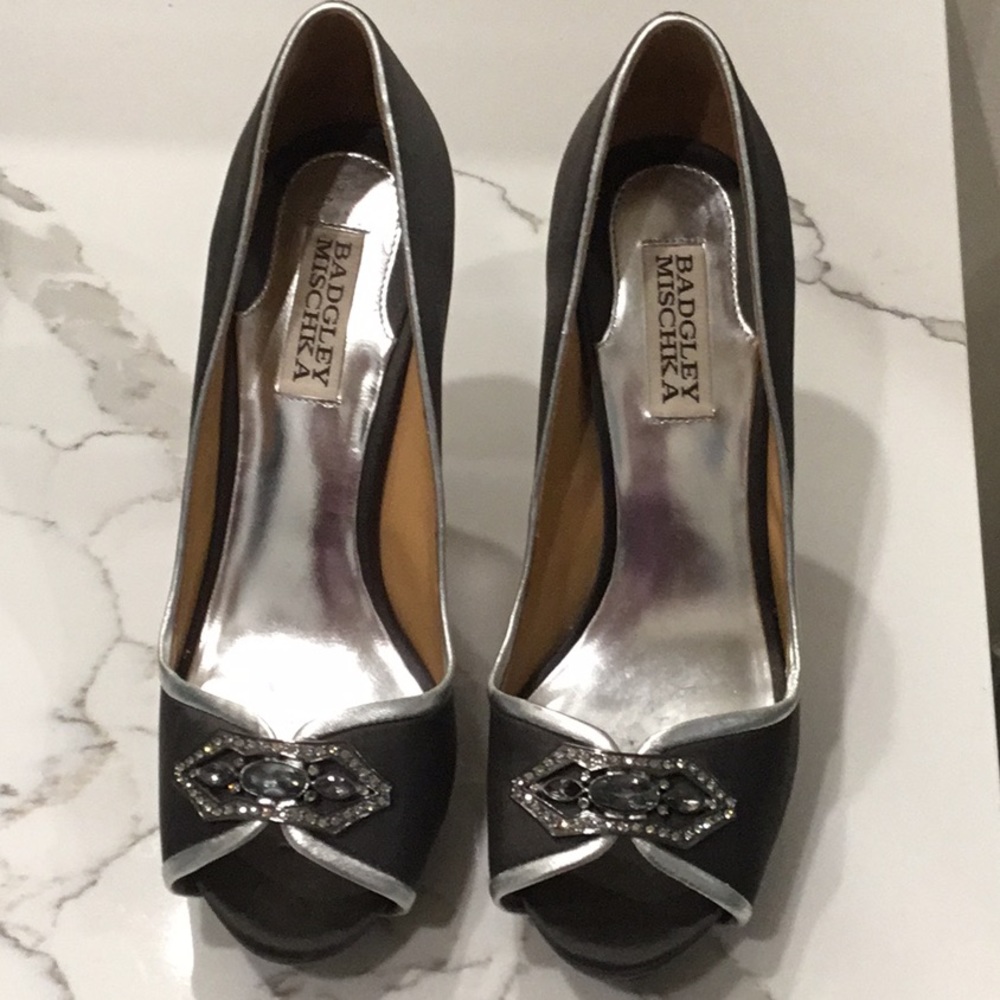 Badgley Mischka Open toe satin pump. Size 7.5m